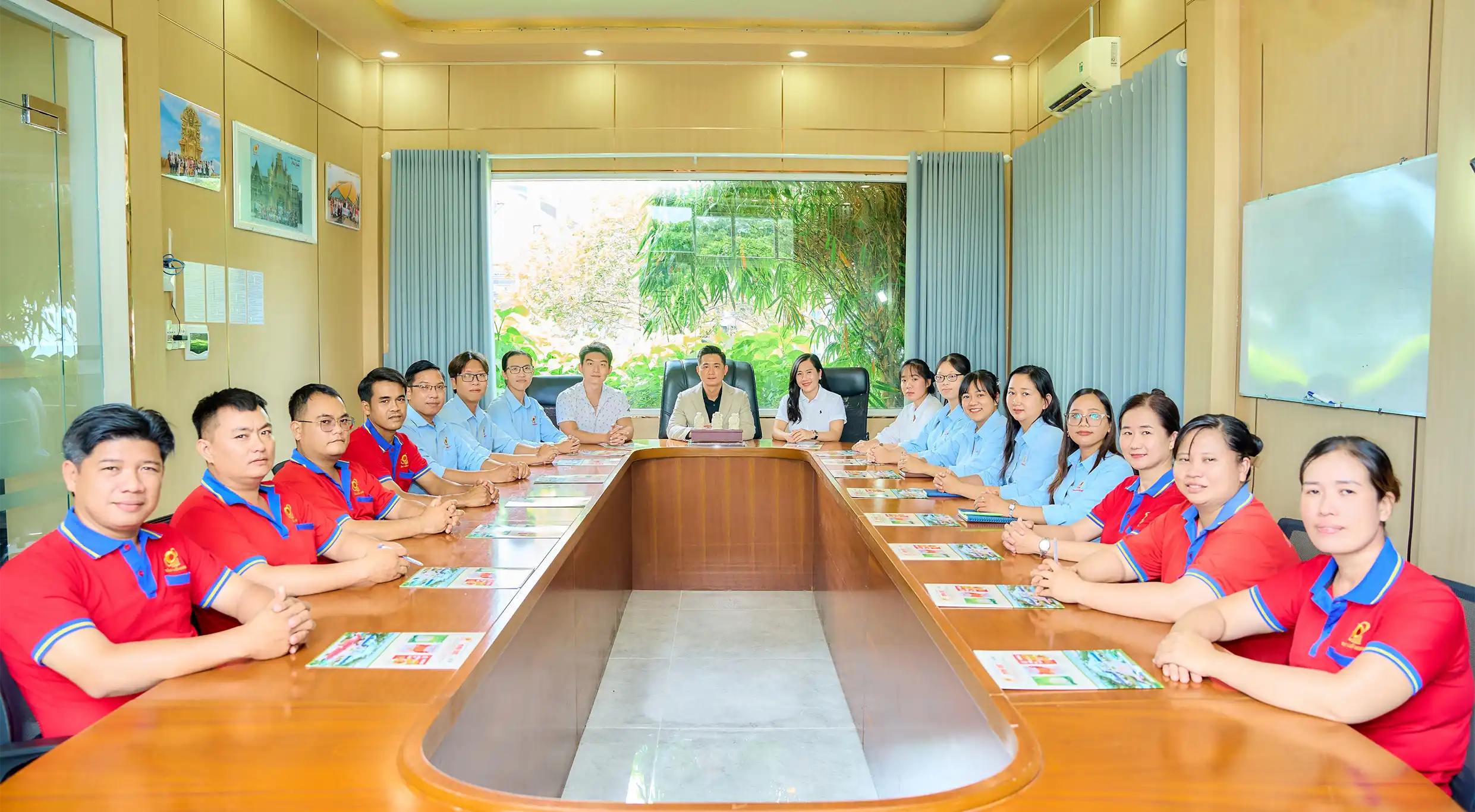 Hinh-anh-tap-the-nhan-vien-minh-duc