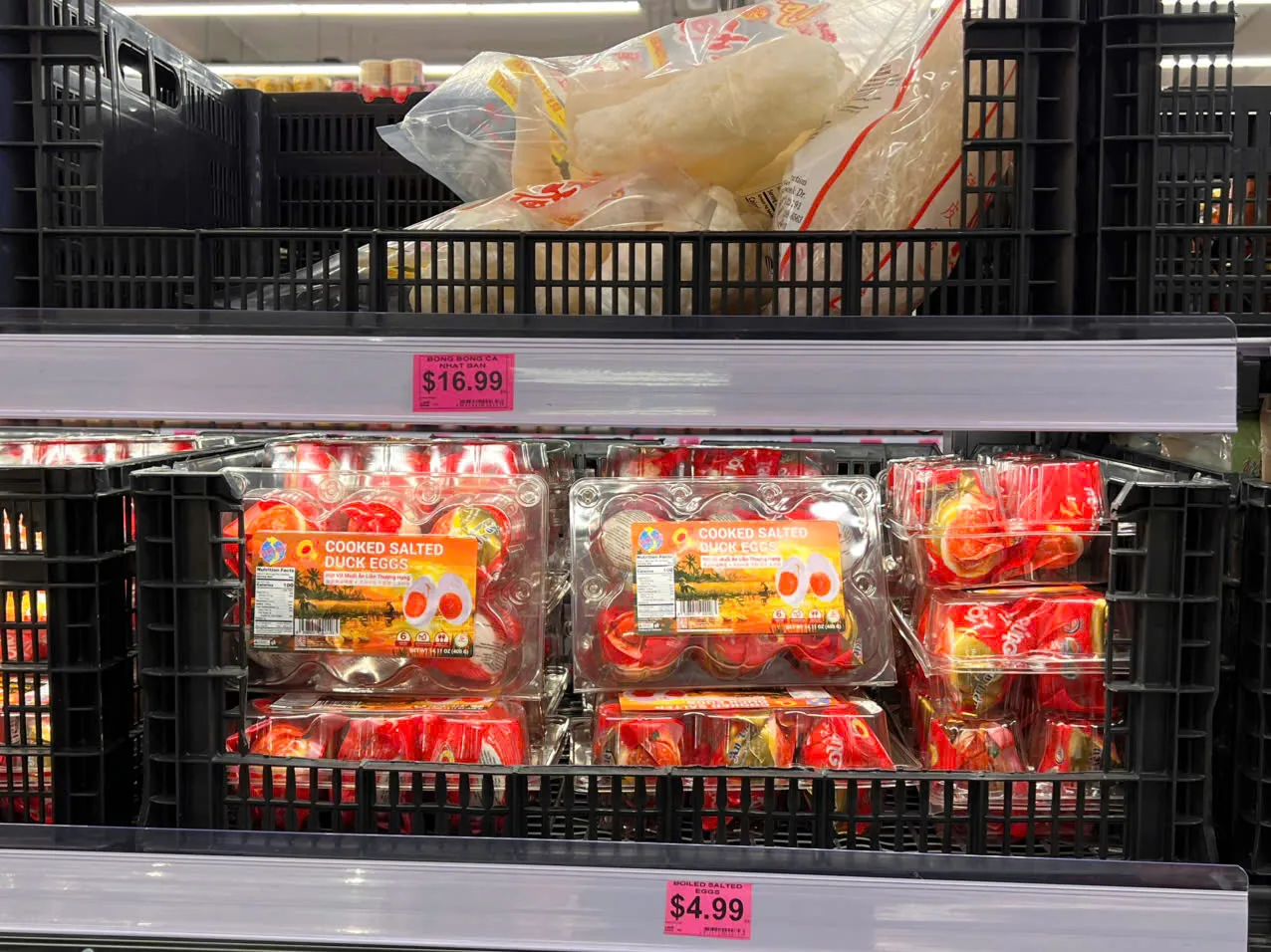 trung-muoi-an-lien-tren-ke-cua-hang-my