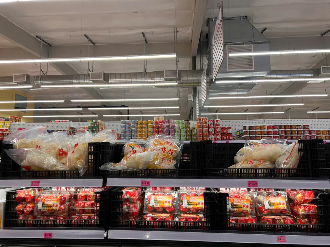 trung-muoi-an-lien-tren-ke-cua-hang-my